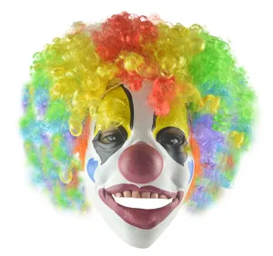 Detail van het clownmasker met een kleurrijke pruik en grappige gelaatstrekken.