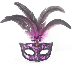 Maschera di venezia in pizzo viola con piume nere e strass per festa di halloween party.