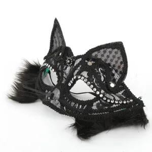 Detailaufnahme schwarze Spitzenmaske, Strasssteine Akzente, künstlicher Pelz Bart.