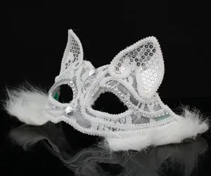 Detailaufnahme der weißen Katzenmaske aus Pailletten und Strass für Kostümfeiern.