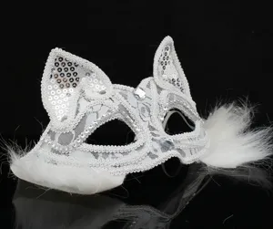 Detailansicht der weißen Spitzen Fuchs Halbgesicht Maske mit Pailletten und Fell.