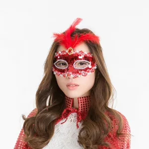 Rote Pailletten Maskerade Maske mit Feder und Umhang Detail fuer Halloween Party.
