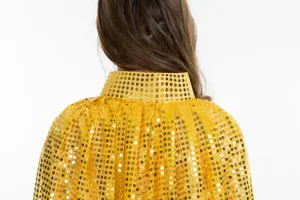 Nahaufnahme der goldenen Paillettenumhang-Rückseite mit Kragendetails und funkelnder Textur.