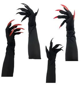 Gros plan détaillé de longs gants de costume d'Halloween noirs avec de fausses griffes acérées.