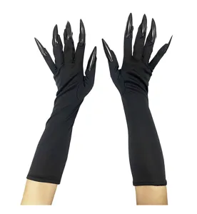 Vue détaillée de longs gants de costume d'Halloween noirs avec des griffes de sorcière.