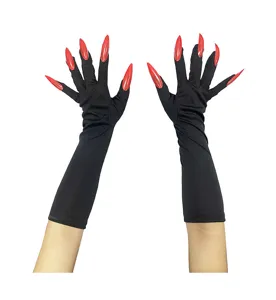 Gros plan détaillé de gants de costume noirs longs avec de longs faux ongles rouges vifs.