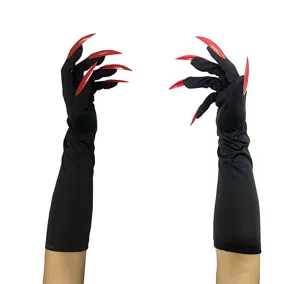 Gros plan de gants de costume noirs d'Halloween avec de longs faux ongles rouges de vampire.