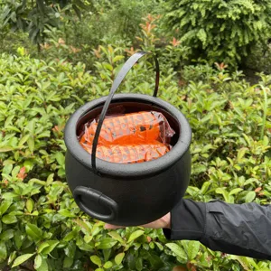 Secchio per caramelle calderone da strega nero di Halloween con manico e zucche.