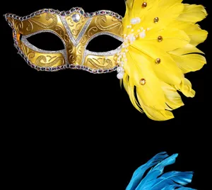 Detailaufnahme der venezianischen Maske, goldenes Filigranmuster mit gelben Federn.