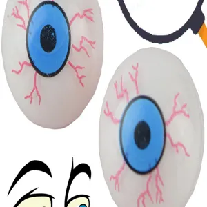 Detail de jouet globe oculaire d'horreur d'Halloween avec faux yeux realistes et veines.