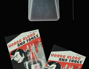 Halloween vampire fangs and fake blood cosmetic props set, perfect for cosplay party decorations.