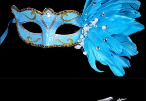 Blaue Maskenball Feder Maske mit Strasssteinen und Glitzer fuer Halloween Partykostuem.