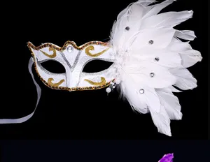 Elegante weiße venezianische Maskerade-Maske mit weichen Federn, Strasssteinen und goldenen Details.