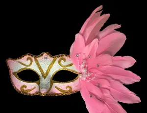 Detailansicht der rosa venezianischen Maskenmaske mit elegantem Goldglitter und Federn.