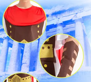 Detalle del disfraz de guerrero romano con capa roja, armadura marrón y protectores de brazo.