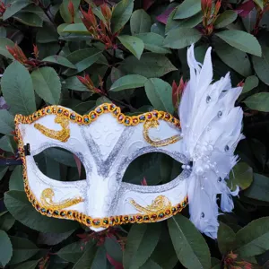 Exquisite weiße Maske für Maskerade mit Goldglanz und eleganten Federn für die Party.