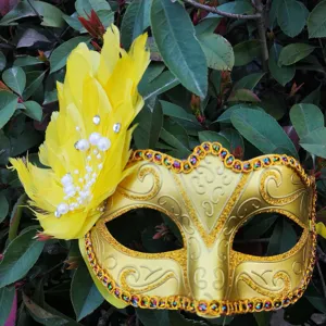 Goldene Maskerade Maske Detail mit gelben Federn, Perlen und Strass für Ballparty.