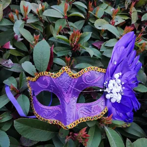 Lila Maskenball Maske mit Federn und Goldbeschnitt für Halloween Party und Abschlussball.