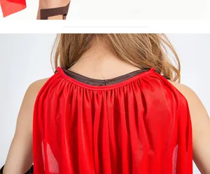 Detalle de disfraz de cosplay de guerrera romana, capa roja y tirantes marrones para Halloween.