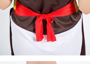 Detalle de espalda de disfraz de guerrera romana, con parte superior marrón y lazo rojo.