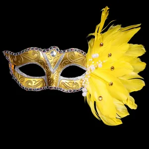 Exquisite gelbe Feder-Maskenballmaske mit goldenem Muster für Halloween-Party Hauptansicht