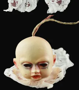 Halloween orrore spaventoso fantasma bambino bambola oggetto con stoffa sanguinosa decorazione.