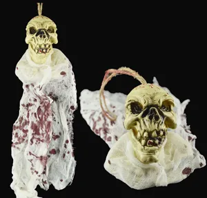 Dettaglio della decorazione del teschio di Halloween sospeso con garza insanguinata.