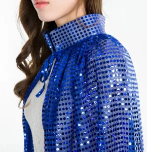 Blauer Pailletten Umhang Detailaufnahme, Stehkragen Textur und glitzernder Kostümstoff.