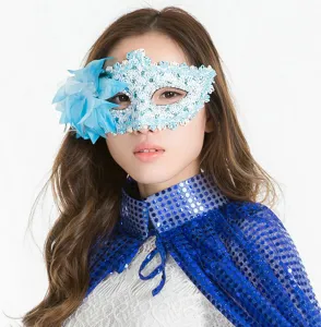 Detailansicht der blauen Spitzenmaske und des glitzernden Paillettencapes für Partys.