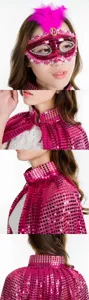 Detailansicht des rosa Pailletten-Umhangkragens, zartes Spitzenfutter und funkelnde Textur.
