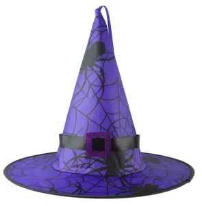 Détail chapeau de sorcière violet avec motif toile d'araignée, boucle brillante et imprimé araignée.
