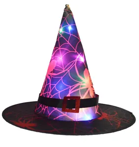 Gros plan detaille du chapeau de sorciere d'Halloween LED avec motif toile et boucle.