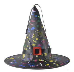 Détail du chapeau de sorcière LED d'Halloween avec motifs colorés de fantômes et citrouilles.