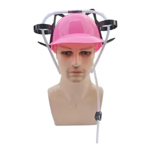 Vue détaillée du casque de boisson rose fantaisie avec porte-gobelets et paille de fête.