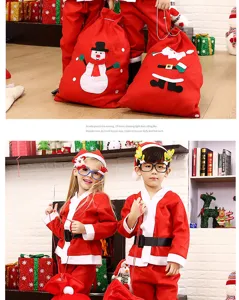 Ensemble de costume de Noël pour enfants avec habit rouge chapeau et sacs cadeaux festifs.