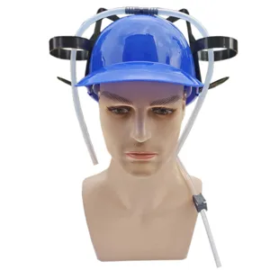 Gros plan détaillé du casque de bière bleu montrant la paille et le support latéral.