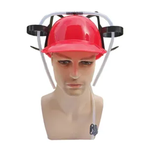 Vue détaillée du casque à bière rouge avec double support de boissons et tubes souples.