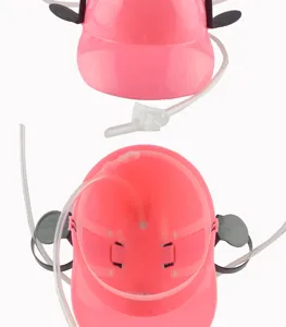 Vue détaillée du casque de boisson rose fantaisie, montrant la structure et les pailles.