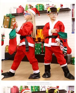 Détail de costume de Noël pour enfants, tenue de Père Noël rouge avec bonnet et chaussette.