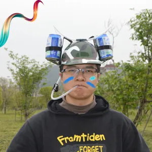 Casque a biere paresseux creatif avec double porte canettes et paille pour fete en plein air.