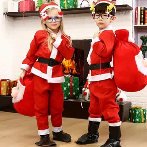 Ensemble de costume de Père Noël pour enfants avec bonnet rouge, veste, pantalon et sac.