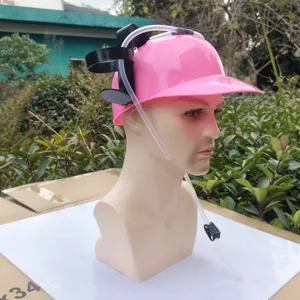 Casque de boisson rose fantaisie avec porte-gobelets et paille pour fêtes et plein air.
