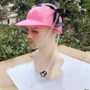 Casque de bière rose fantaisie avec porte-gobelets doubles et système de paille pour fêtes.