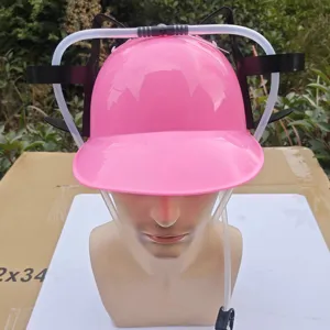 Vue détaillée du casque à bière rose avec paille et supports pour les fêtes de groupe.
