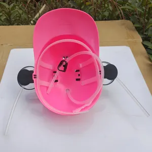 Détail de casque de boisson nouveauté rose, chapeau de bière paresseux avec tuyaux.