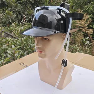 Casque de boisson paresseux noir avec double porte-gobelet et tubes pour fête en plein air.