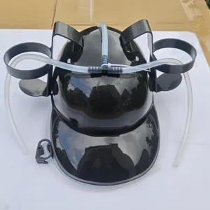 Vue détaillée du casque à bière noir avec deux porte-gobelets et des tubes de paille flexibles.