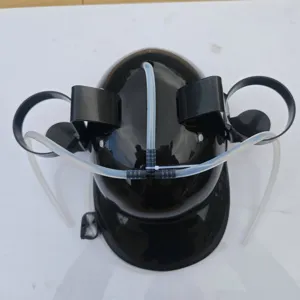 Vue détaillée du casque de boisson noir avec doubles porte-gobelets et tubes de paille transparents.