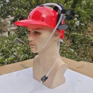 Vue latérale du casque à bière avec tuyaux et porte-canettes sur mannequin de vitrine.