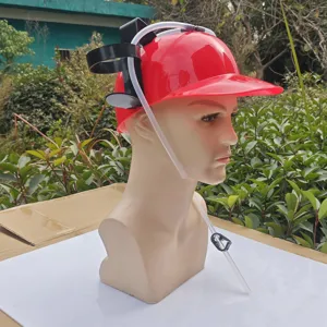 Vue détaillée du casque à bière rouge fantaisie avec porte-gobelets et paille pour fête.